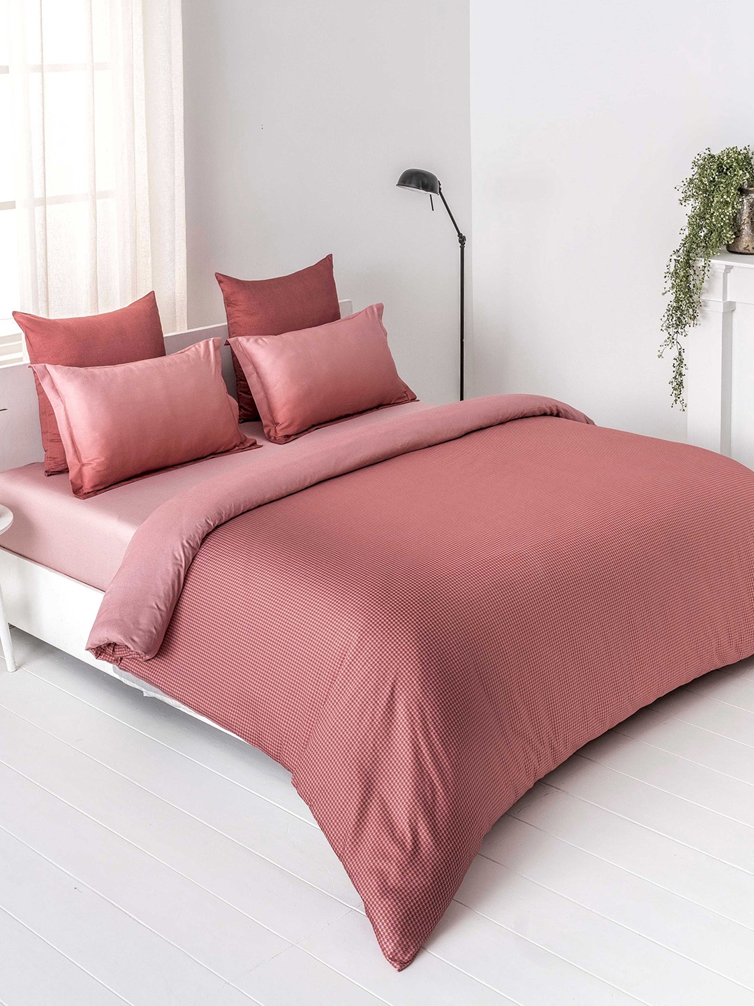 

DDecor Red Geometric Flat 150 TC Cotton 1 Double Bedsheet with 2 Pillow Covers