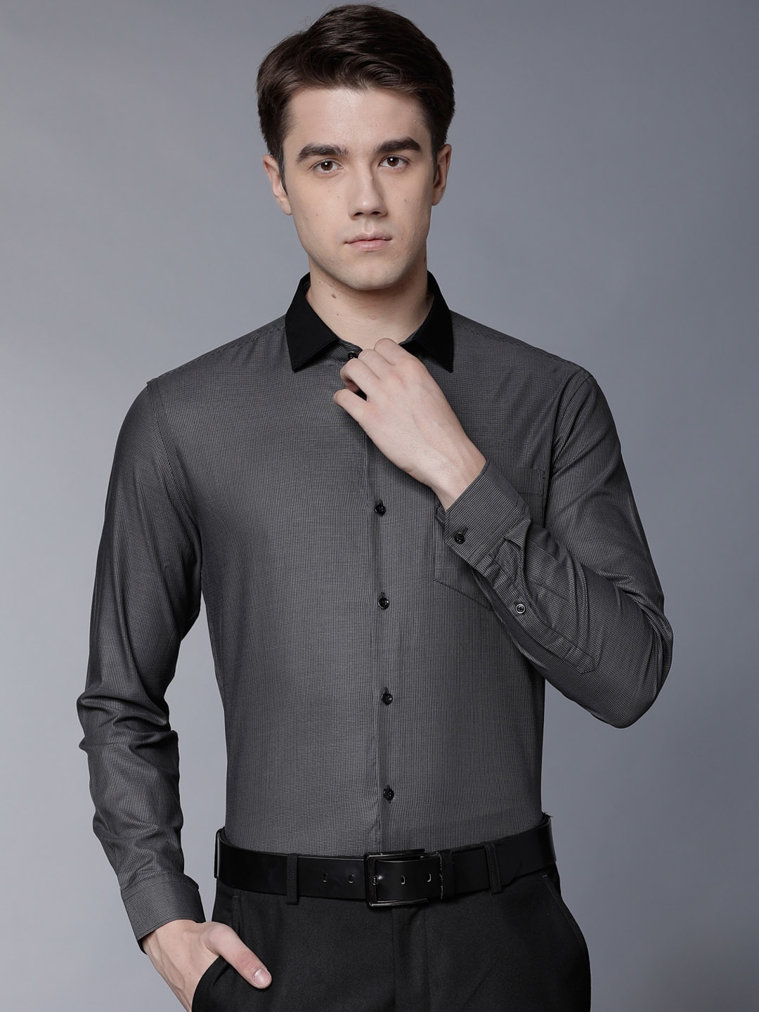 

Black coffee Men Grey & Black Slim Fit Solid Formal Shirt