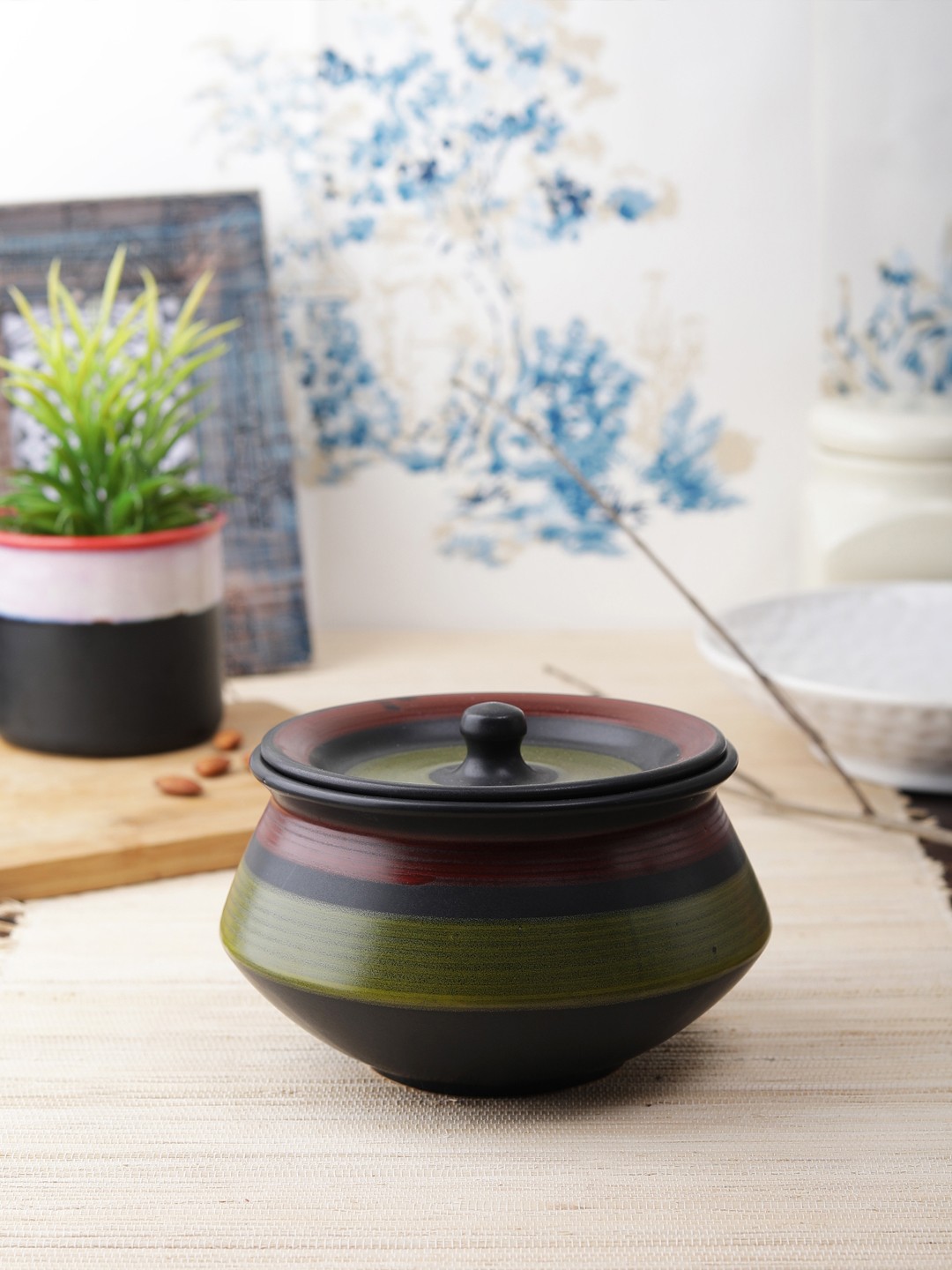 

VarEesha Green Solid Ceramic Bowl With Lid