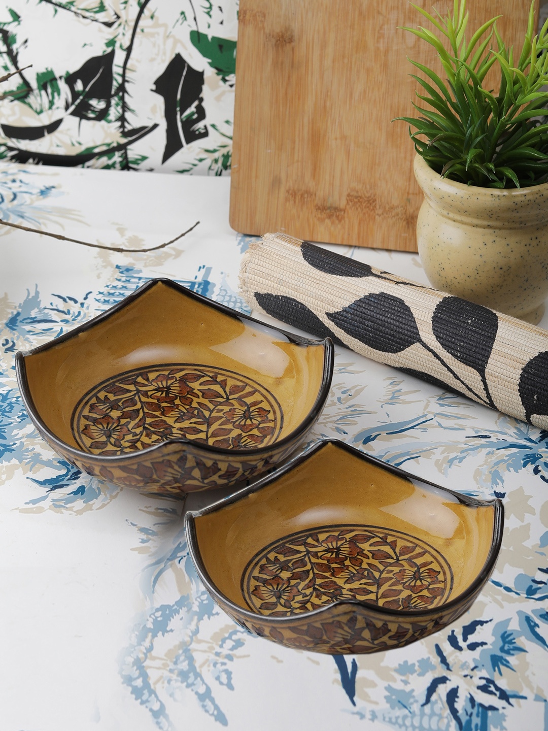 

VarEesha Set of 2 Brown Hand-painted Ceramic Bowls