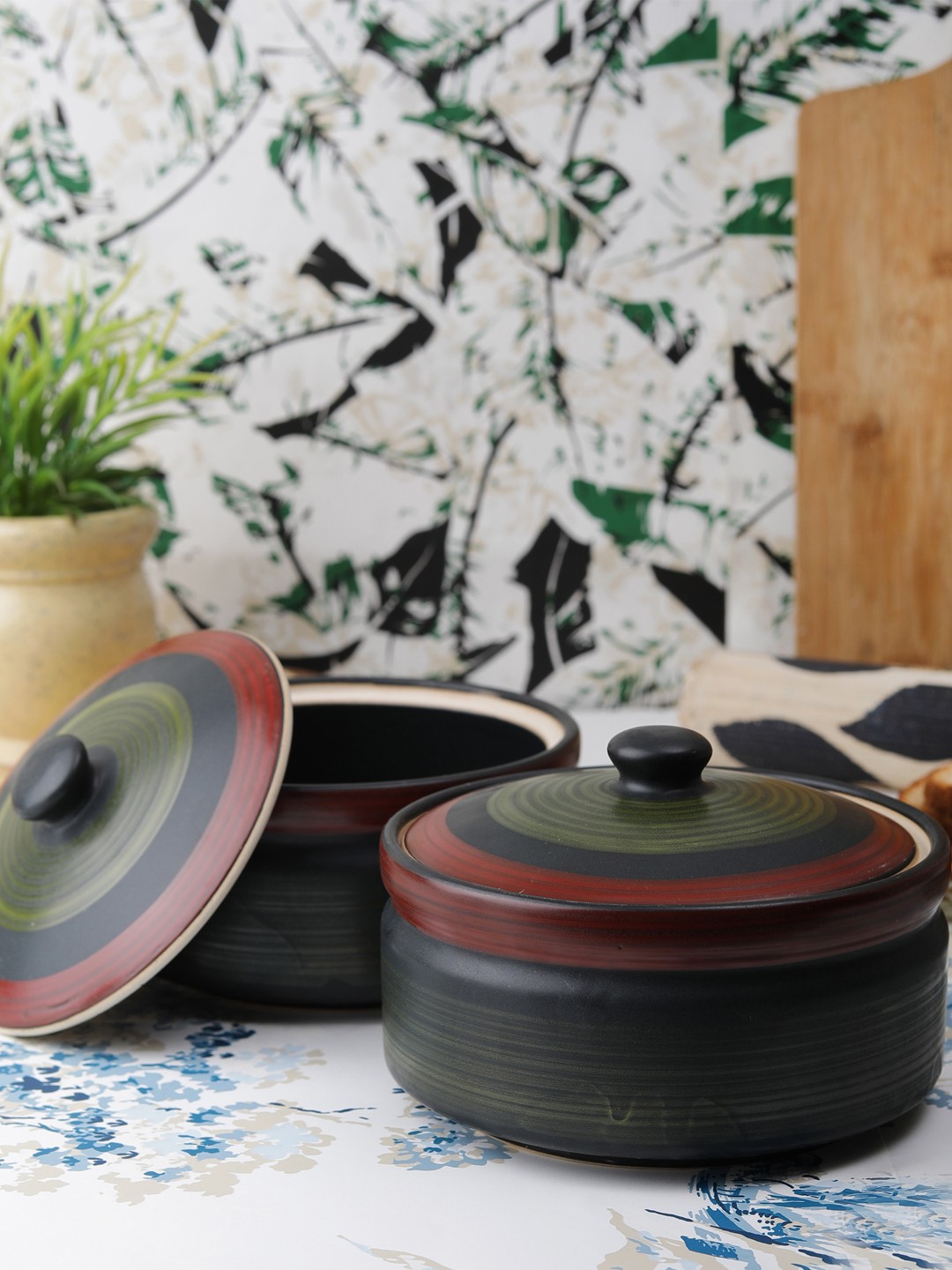 

VarEesha Olive Green Solid Ceramic Serving Bowl With Lid