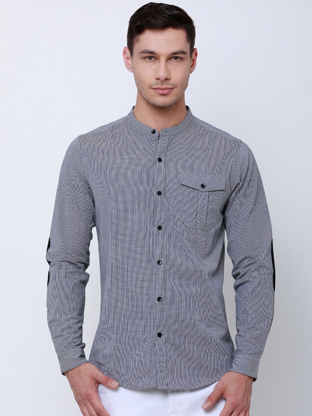 

Black coffee Men White & Black Slim Fit Checked Casual Shirt
