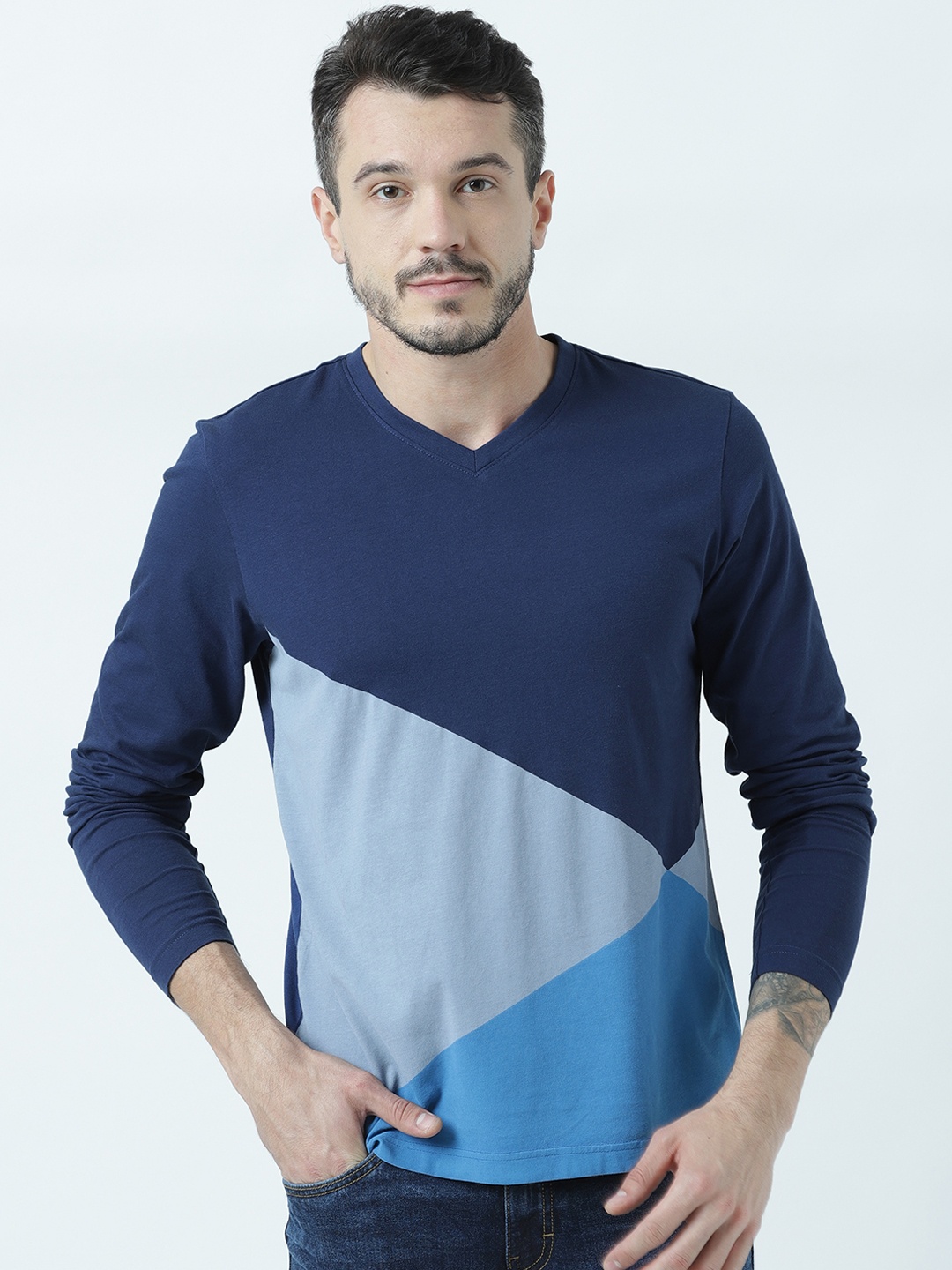 

Huetrap Men Navy Blue Colourblocked V-Neck T-shirt