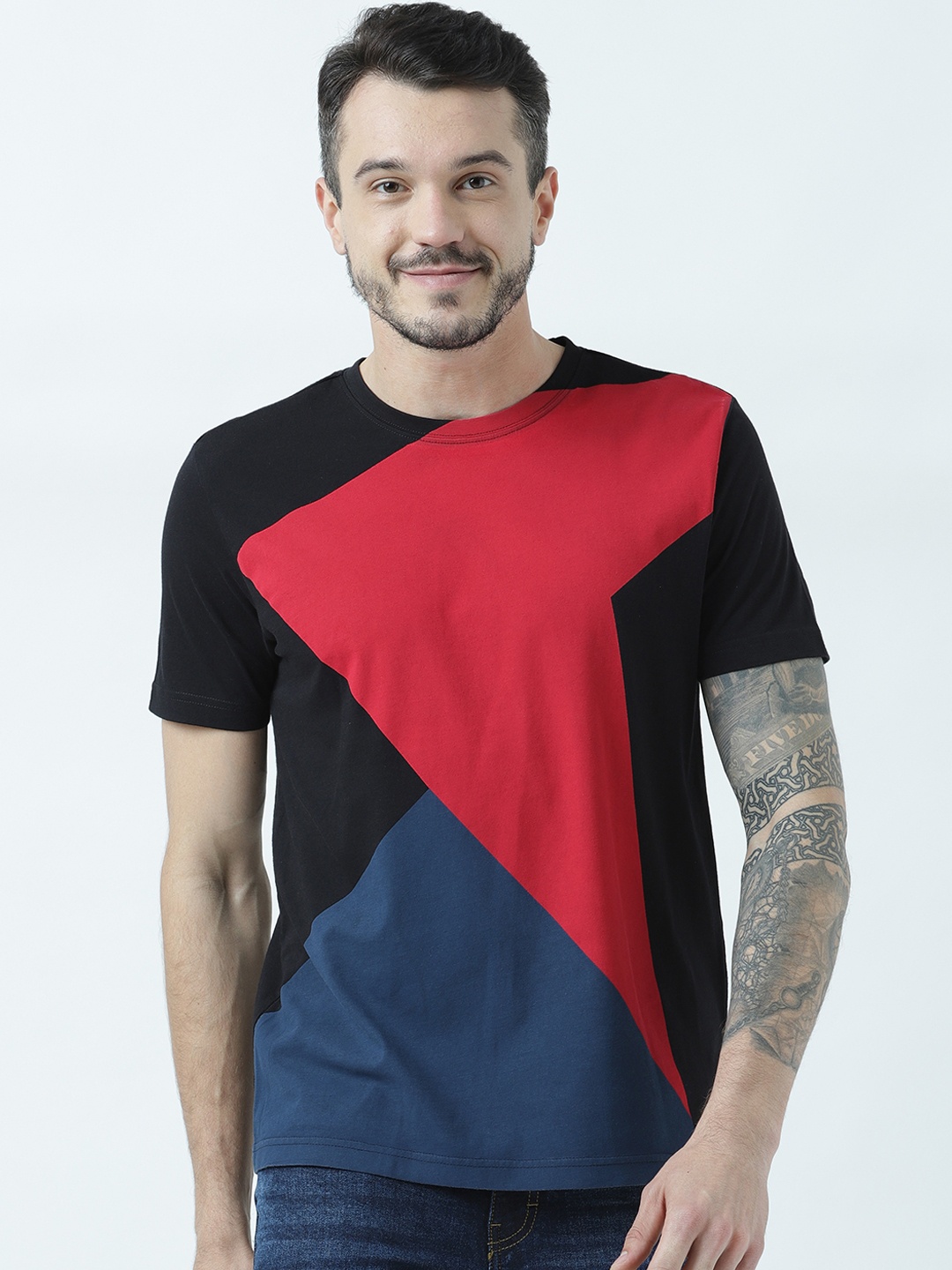 

Huetrap Men Black Colourblocked Round Neck T-shirt
