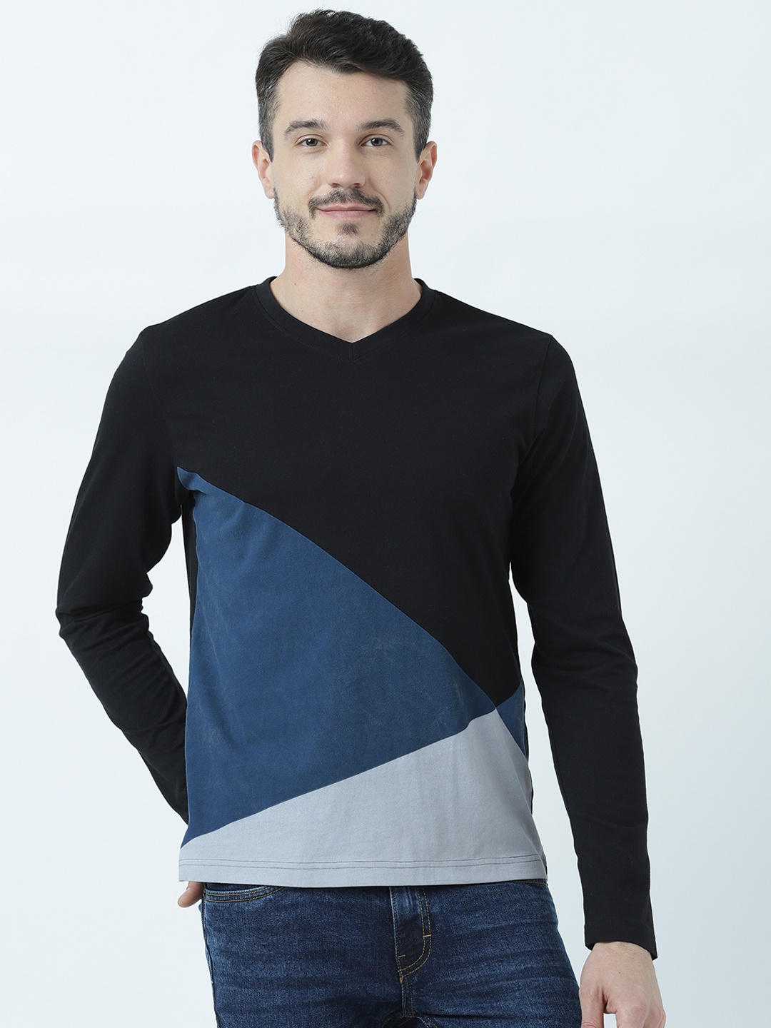 

Huetrap Men Black Colourblocked V-Neck T-shirt