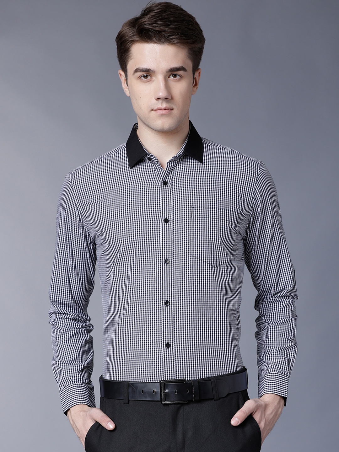 

Black coffee Men White & Black Slim Fit Checked Formal Shirt