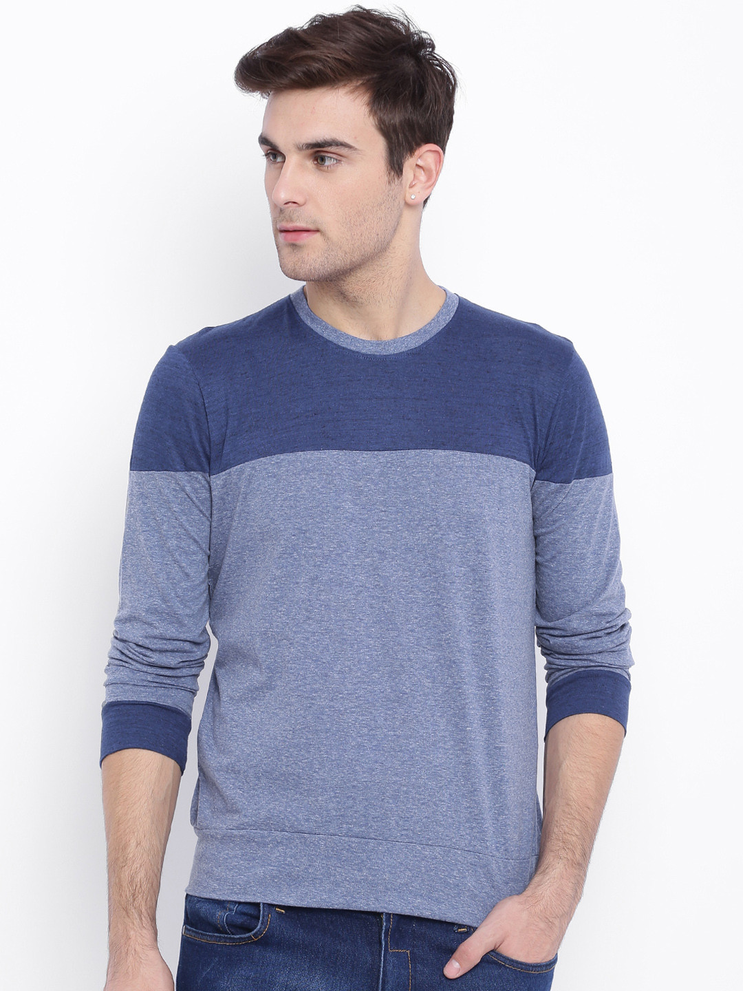 

Campus Sutra Men Blue Solid Round Neck T-shirt