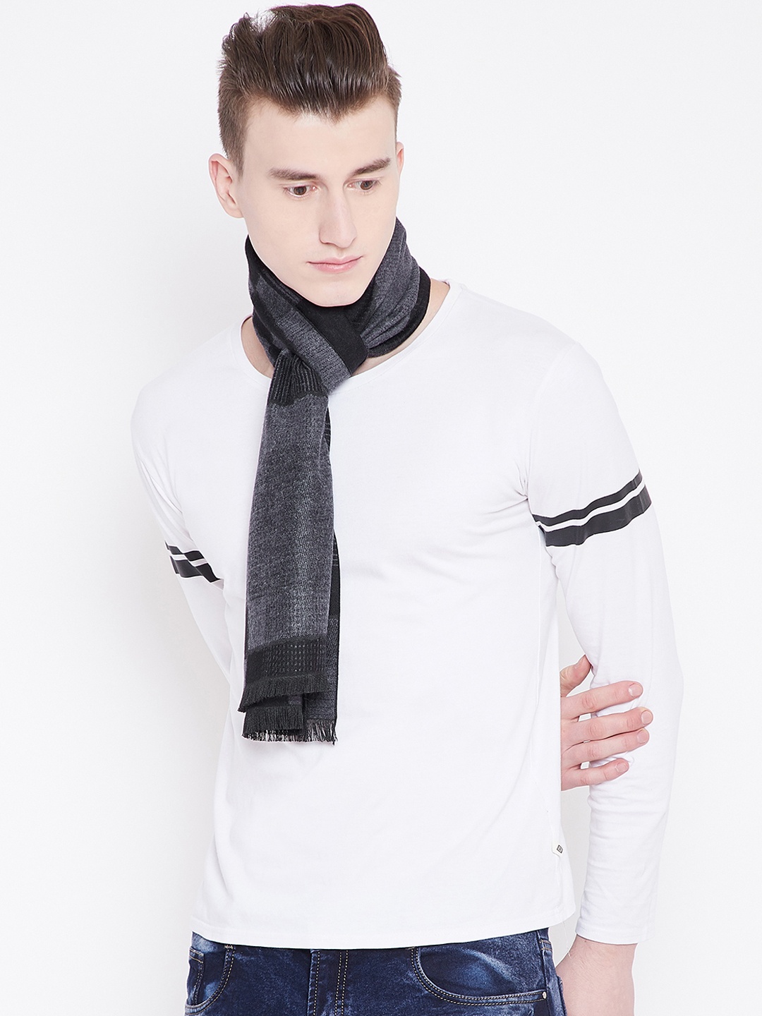 

Alvaro Castagnino Men Grey & Black Checked Muffler