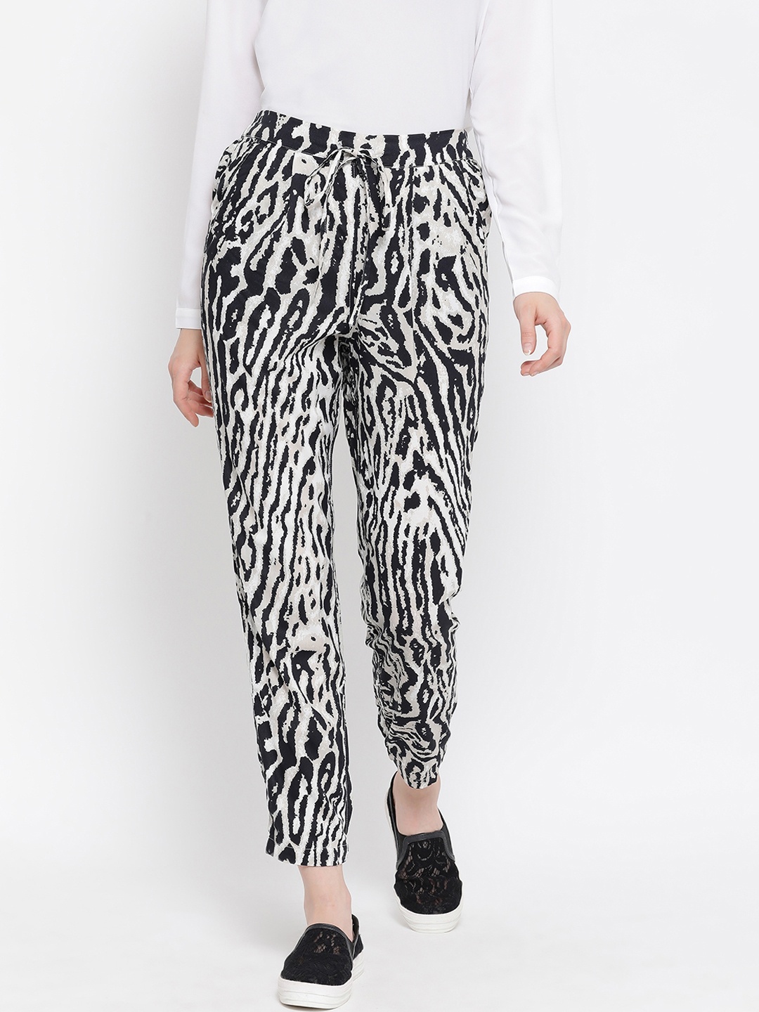 

Oxolloxo Women White & Black Regular Fit Printed Regular Trousers