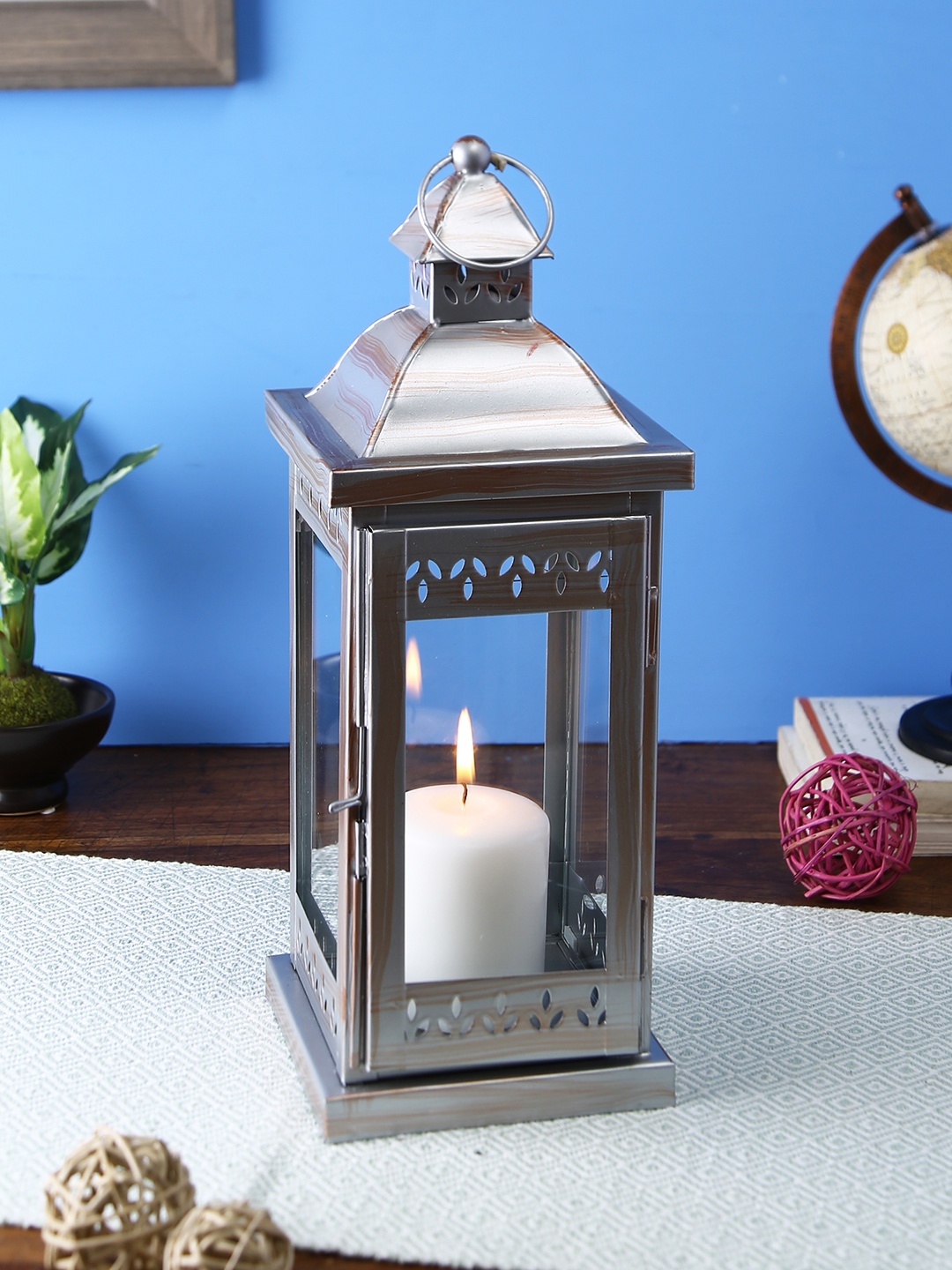 

HOSLEY Silver-Toned Lantern With Pillar Candle
