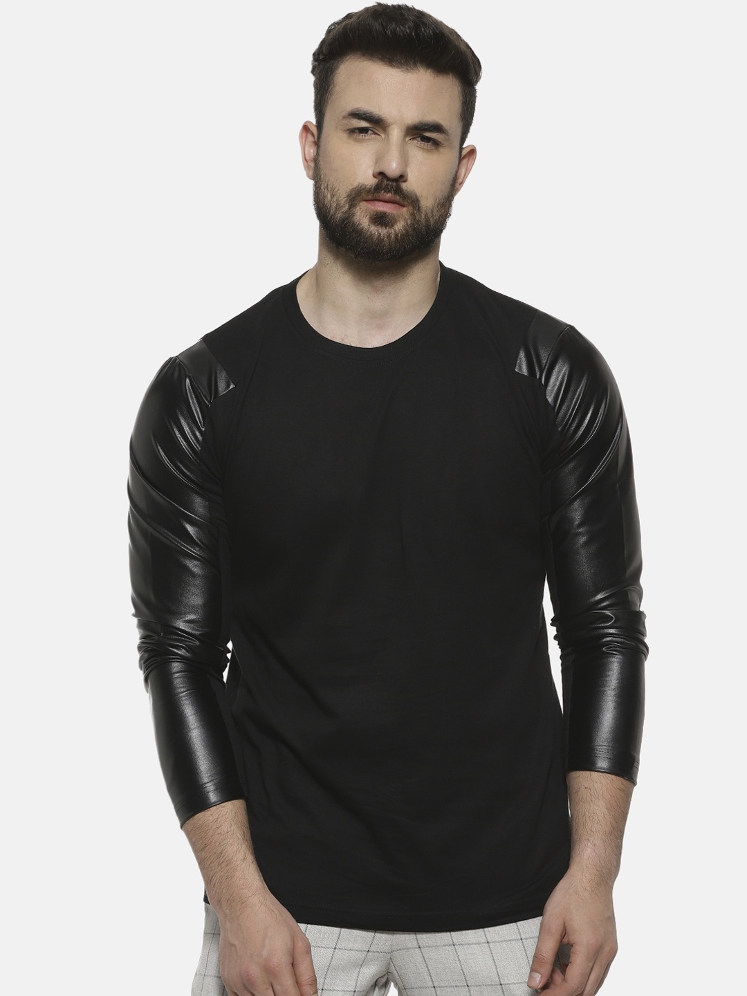 

Campus Sutra Men Black Solid Round Neck T-shirt