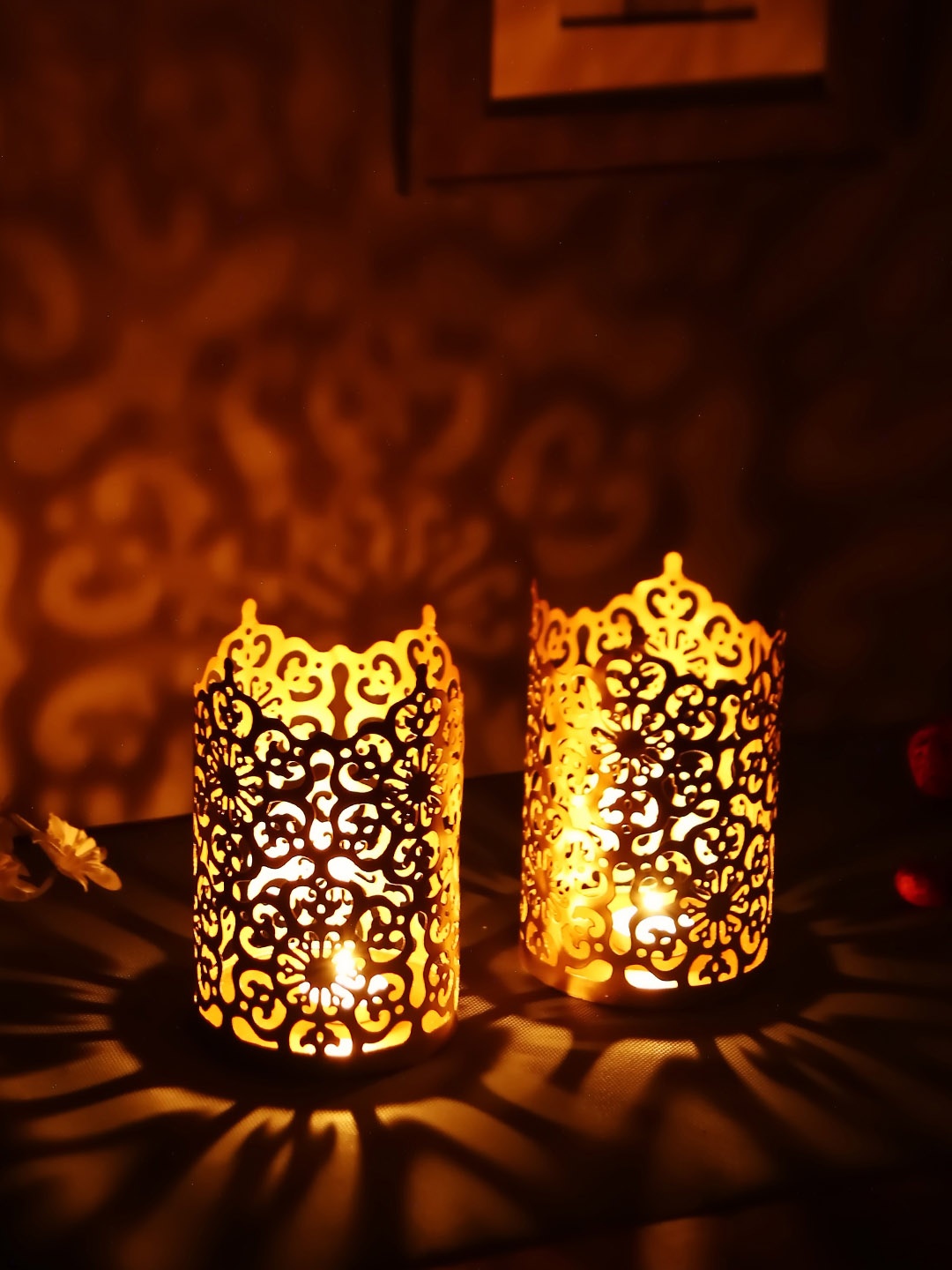 

HOSLEY Set of 2 Gold-Toned Table Candle Holders With 6 Unscented Tea Lights