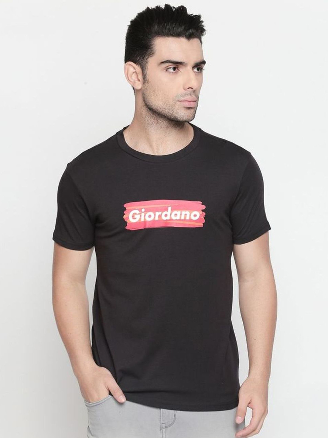 

GIORDANO Men Black Printed Round Neck Pure Cotton T-shirt