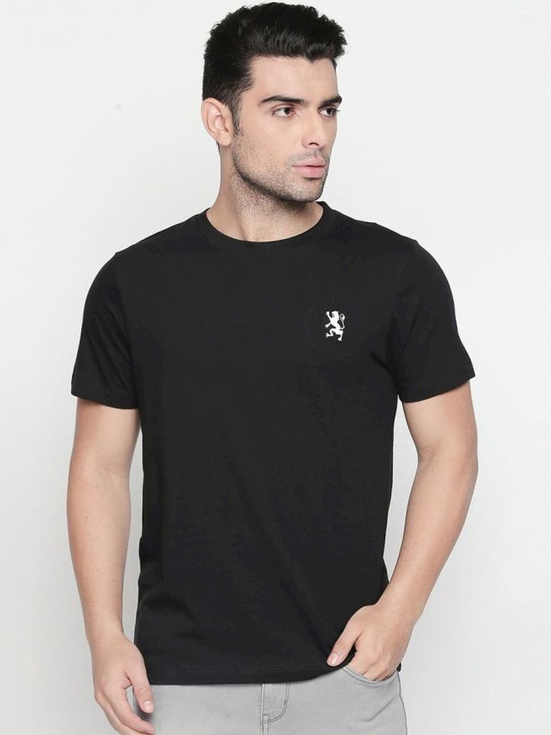

GIORDANO Men Black Solid Round Neck Pure Cotton T-shirt