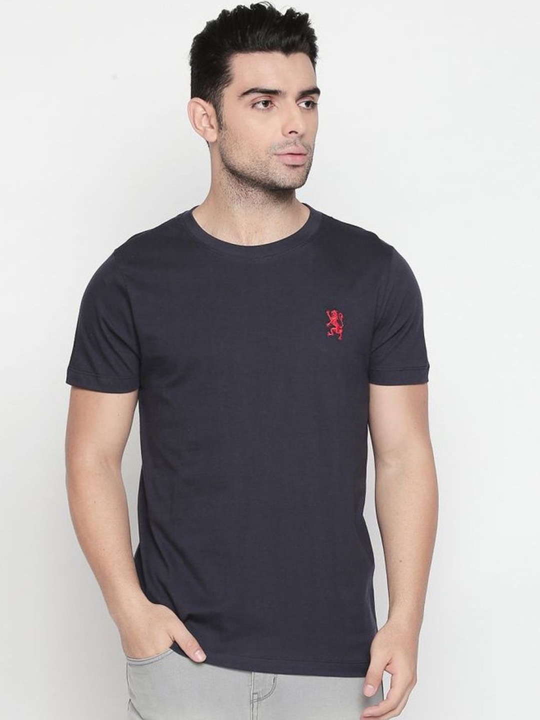 

GIORDANO Men Navy Blue Solid Round Neck Pure Cotton T-shirt
