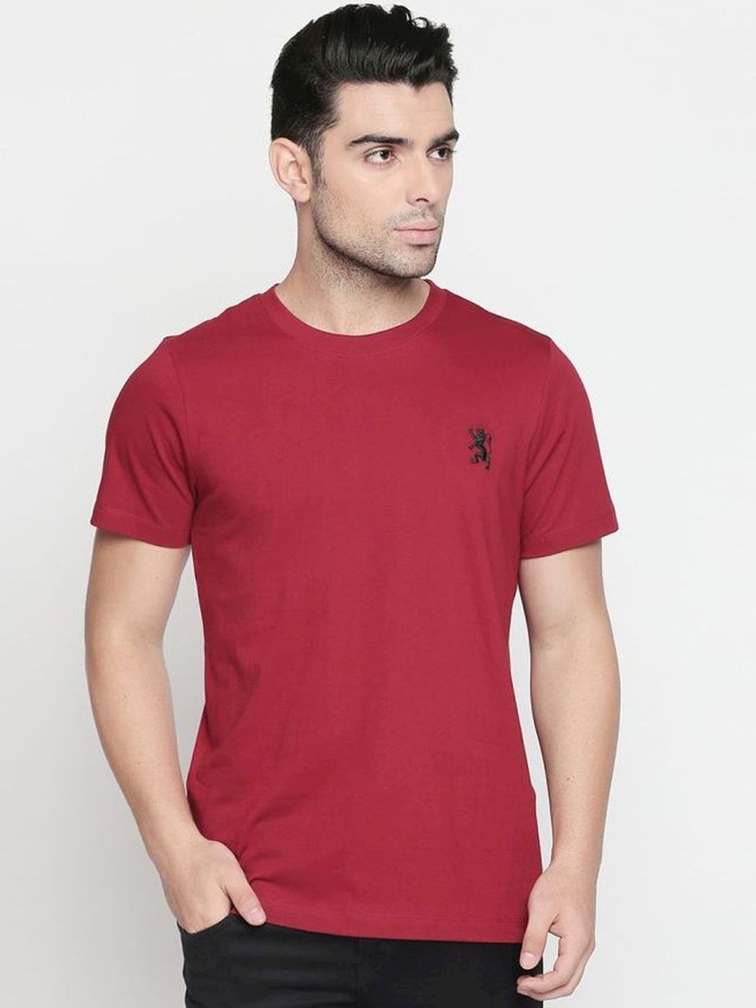 

GIORDANO Men Red Solid Round Neck Pure Cotton T-shirt