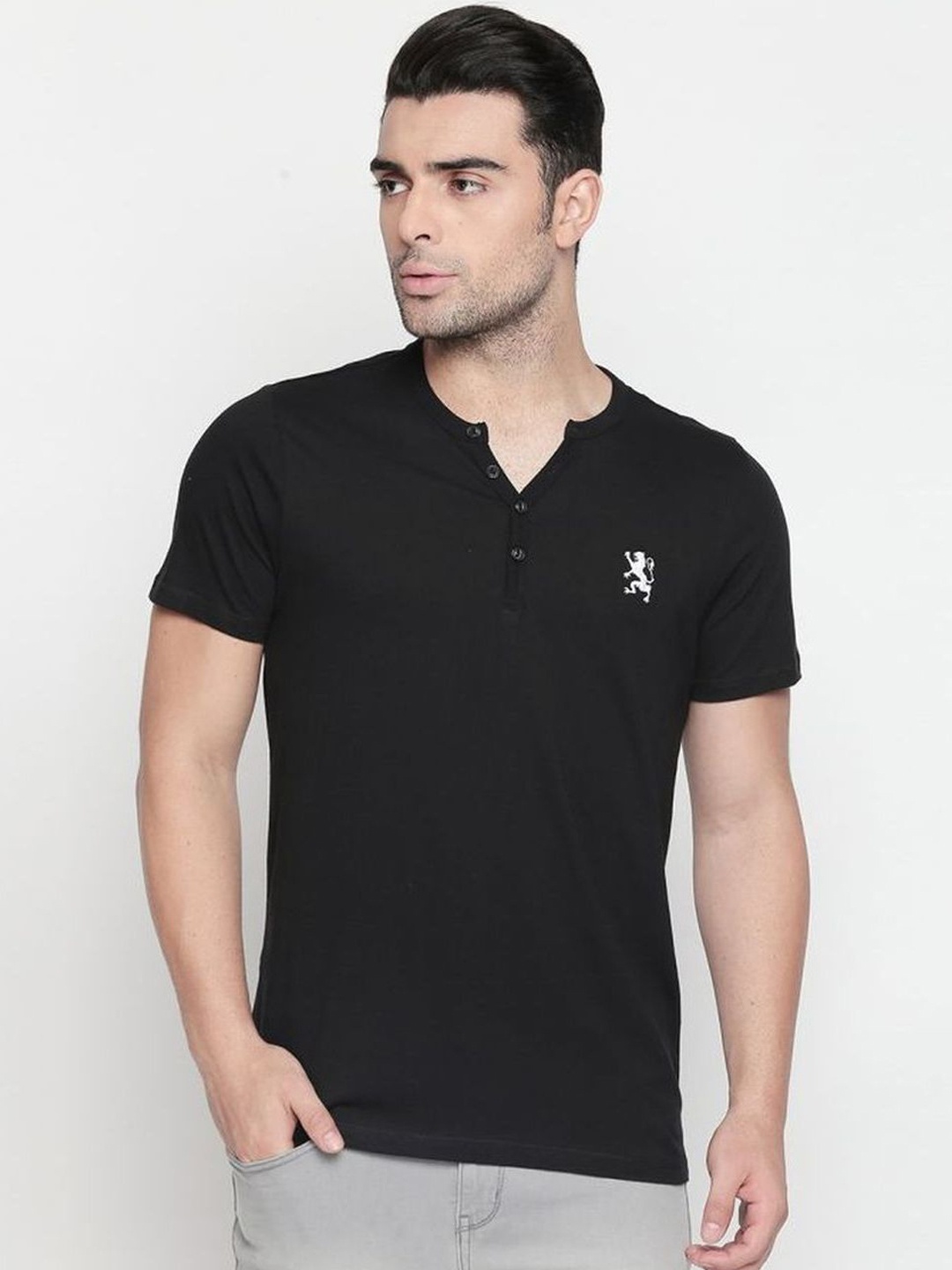 

GIORDANO Men Black Solid Henley Neck Pure Cotton T-shirt