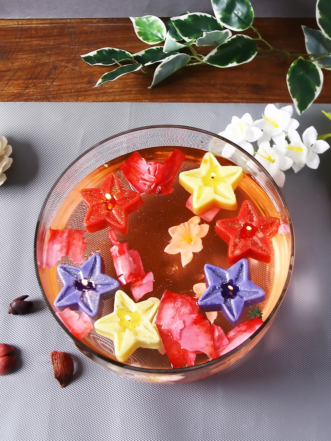 

HOSLEY Set of 6 Yellow & Blue Glittered Floating Candles, Red