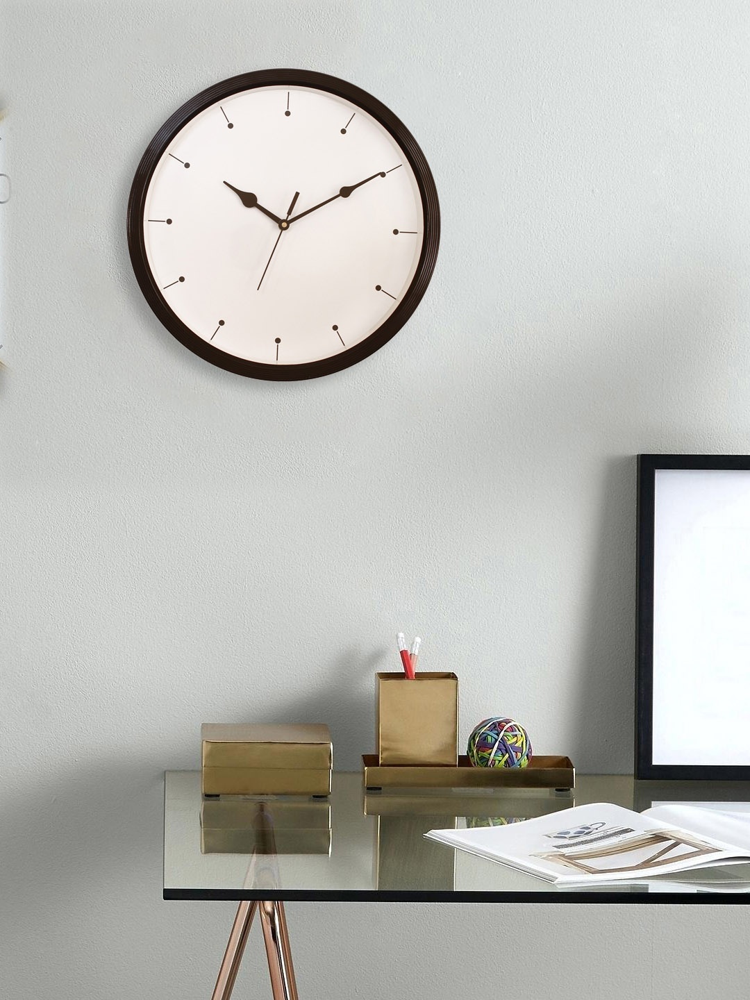 

eCraftIndia Brown Round Solid Analogue Wall Clock