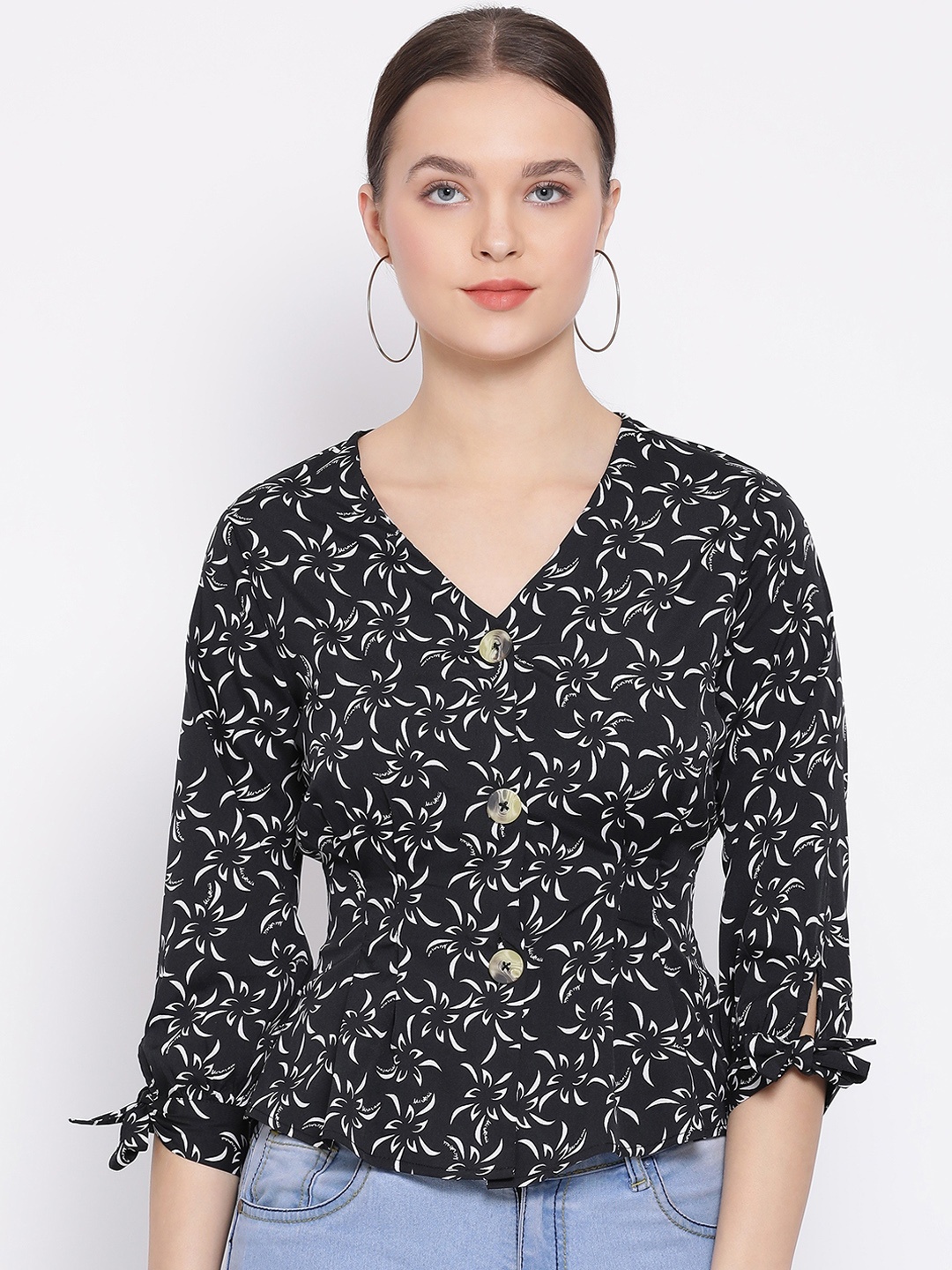 

Oxolloxo Women Black & White Printed Fitted Top