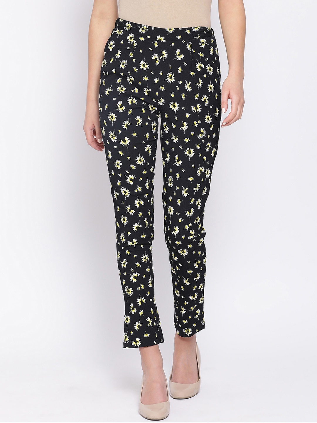 

Oxolloxo Women Black & White Regular Fit Printed Regular Trousers