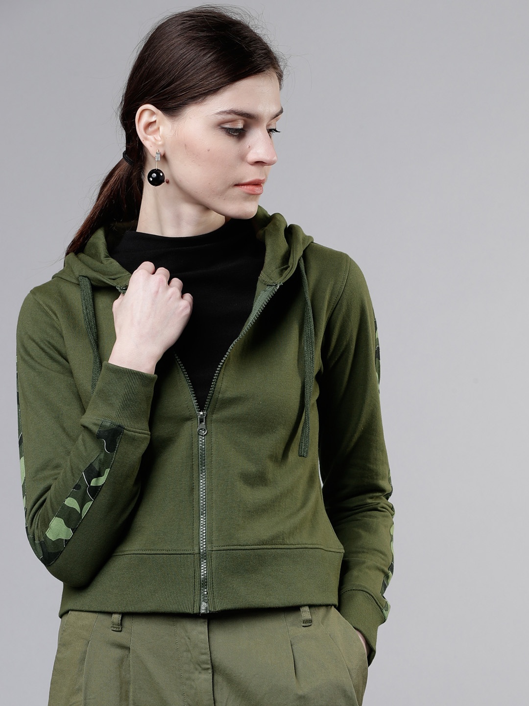 

Tokyo Talkies Women Olive Green Solid Hooded Sweatshirt