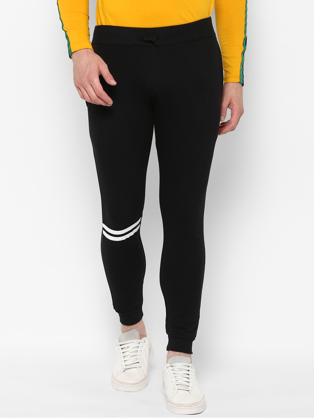 

Urbano Fashion Men Black Solid Pure Cotton Slim-Fit Joggers