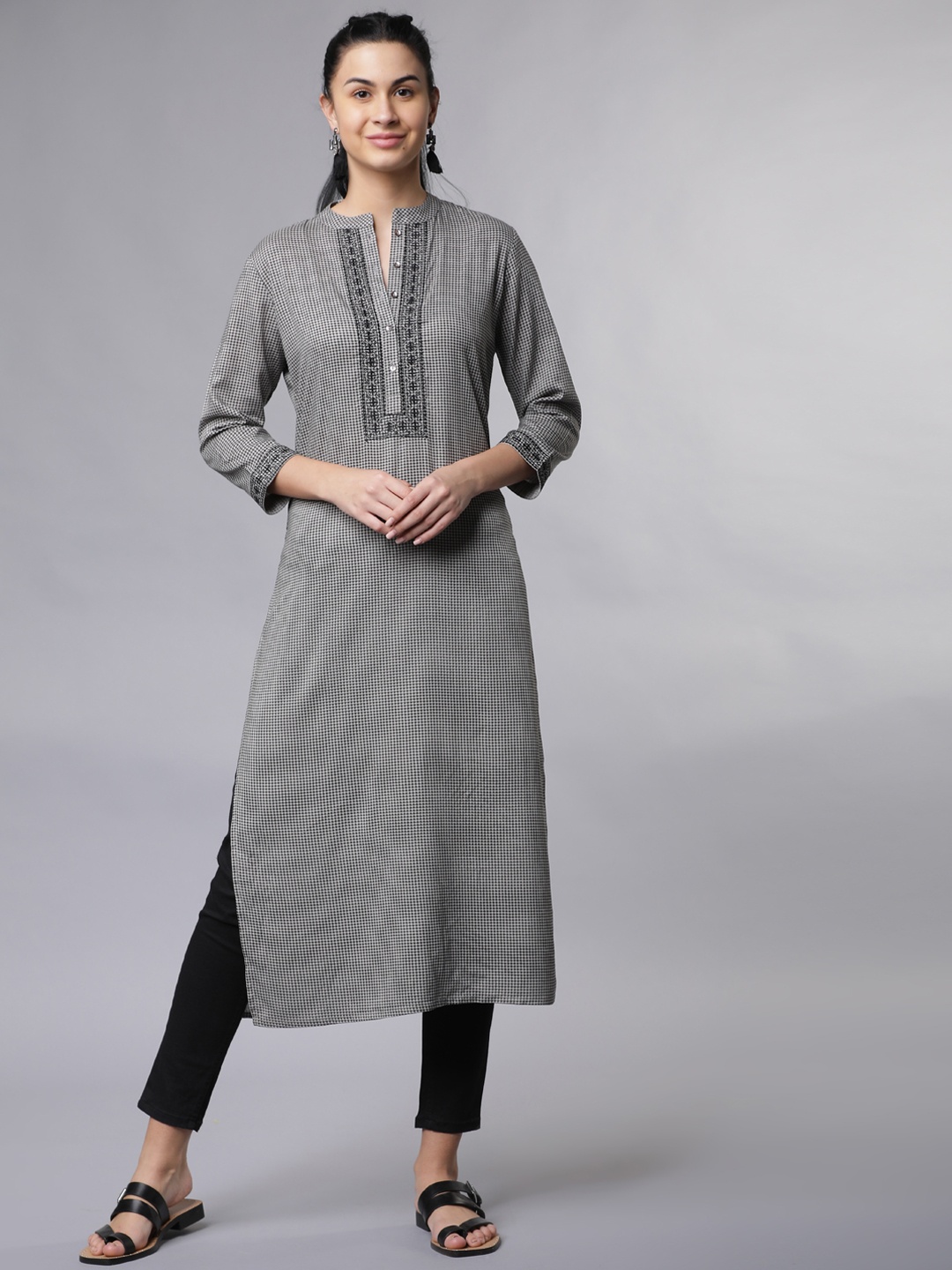 

Vishudh Women Black & Grey Checked Straight Kurta