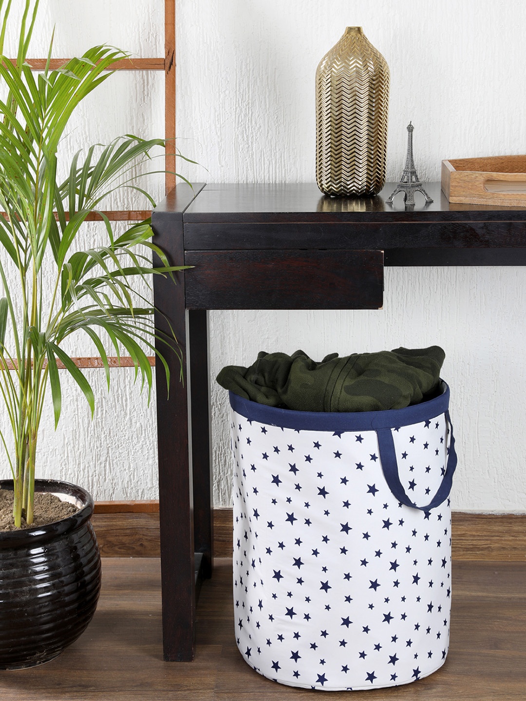 

My Gift Booth White & Navy Blue Printed Cotton Laundry Bag