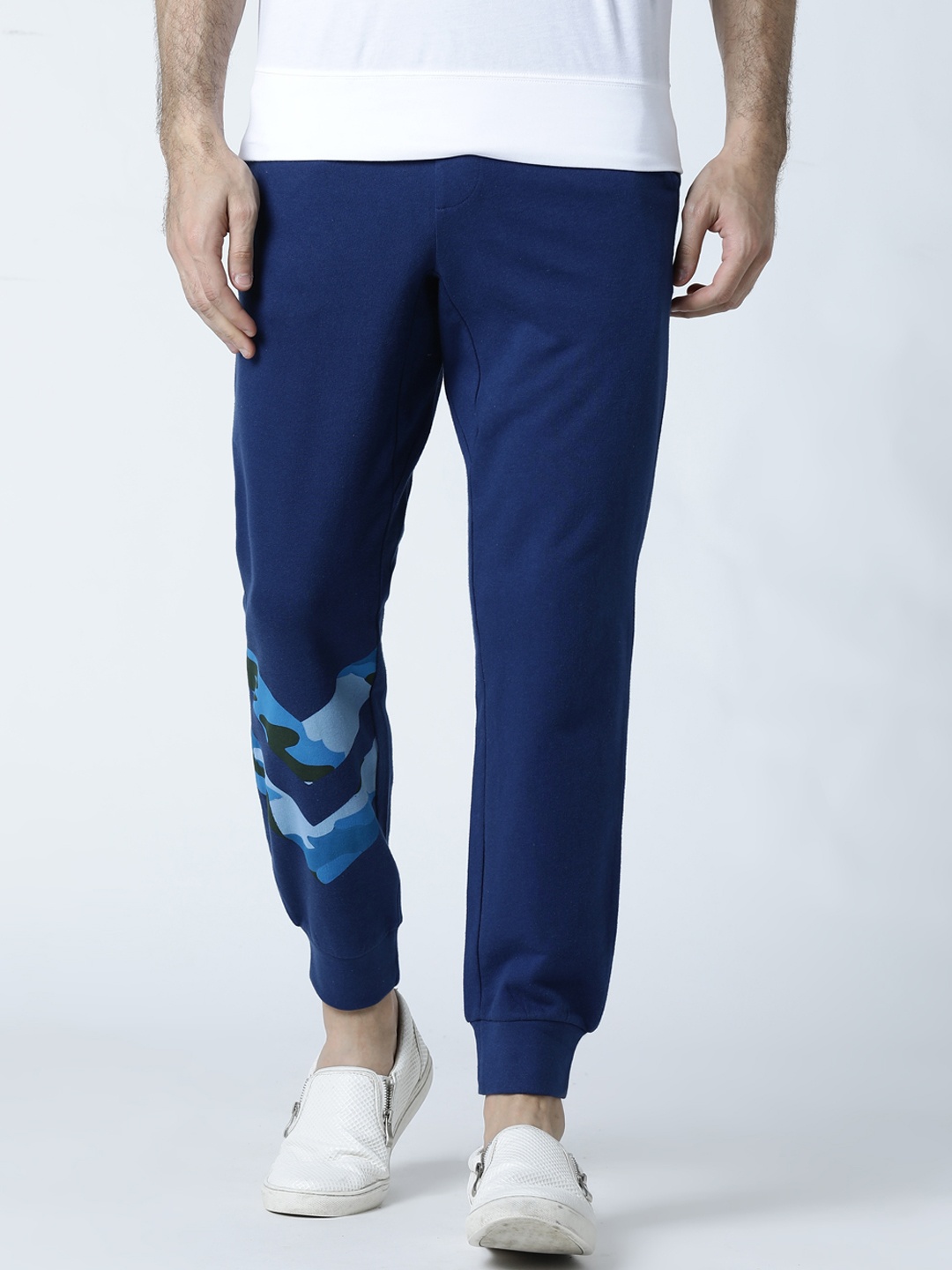 

Huetrap Men Blue Solid Straight Fit Joggers