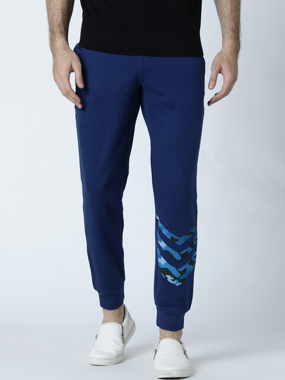 

Huetrap Men Blue Solid Straight Fit Joggers