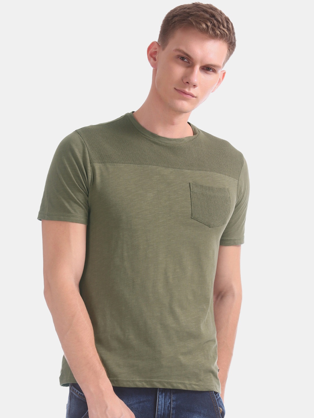 

Cherokee Men Green Solid Round Neck T-shirt