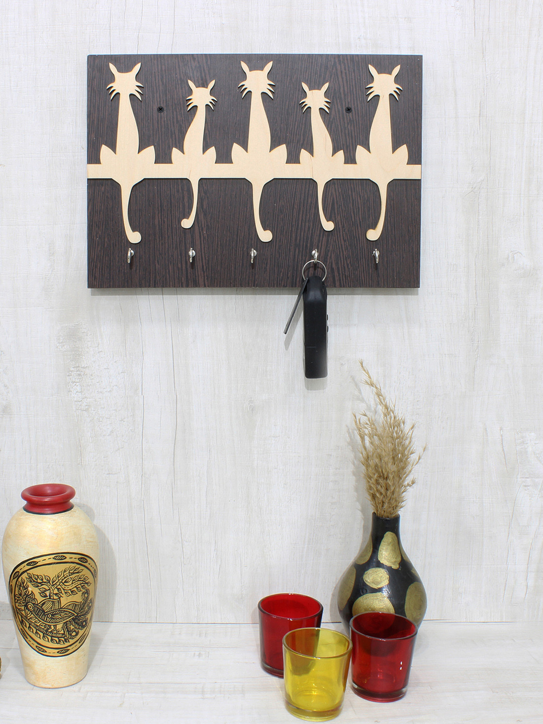 

Random Brown & Gold-Toned Cat Engraved Key Holder