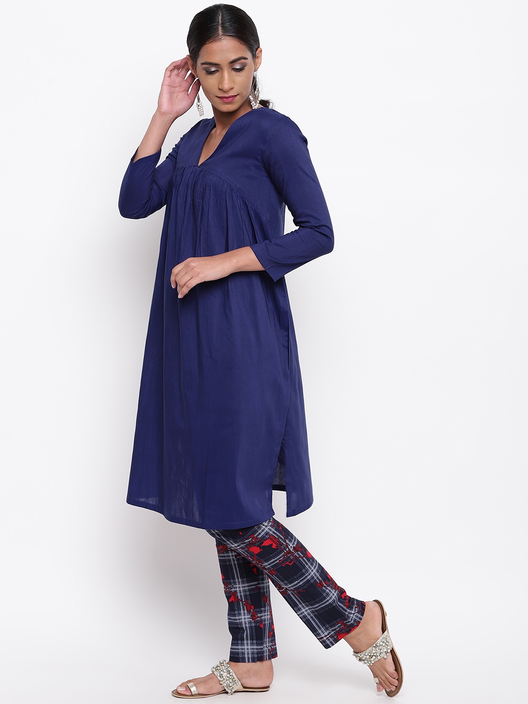 

trueBrowns Women Blue & Off-White Solid Kurta with Trousers