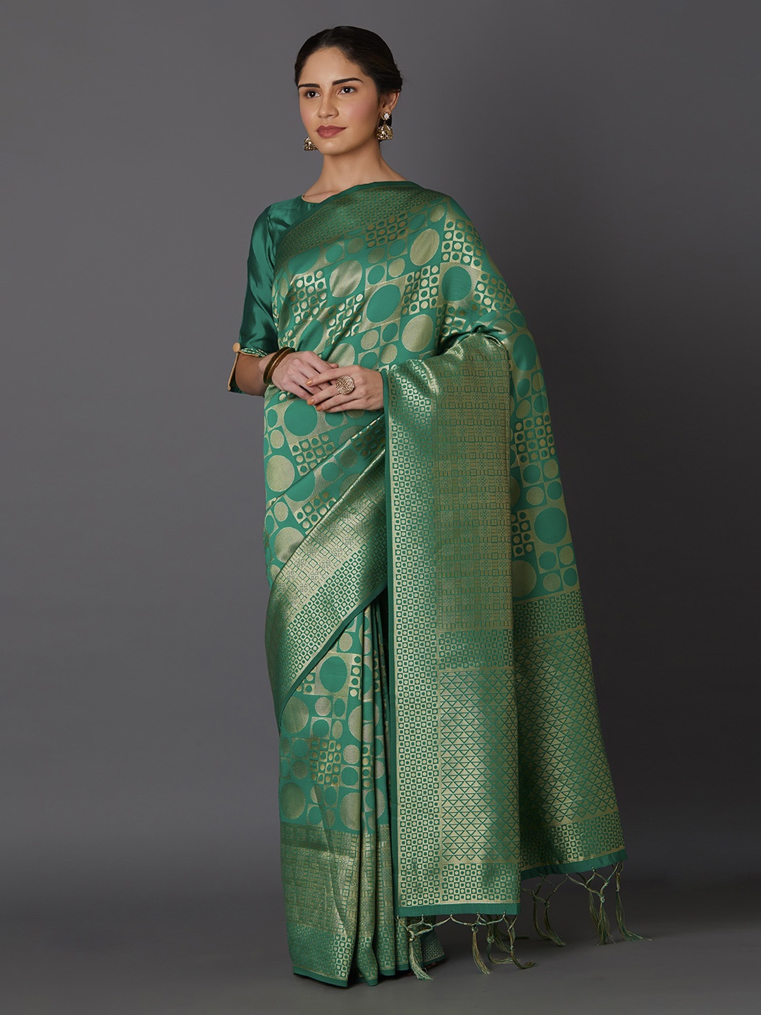 

Mitera Green & Gold-Toned Silk Blend Woven Design Kanjeevaram Saree