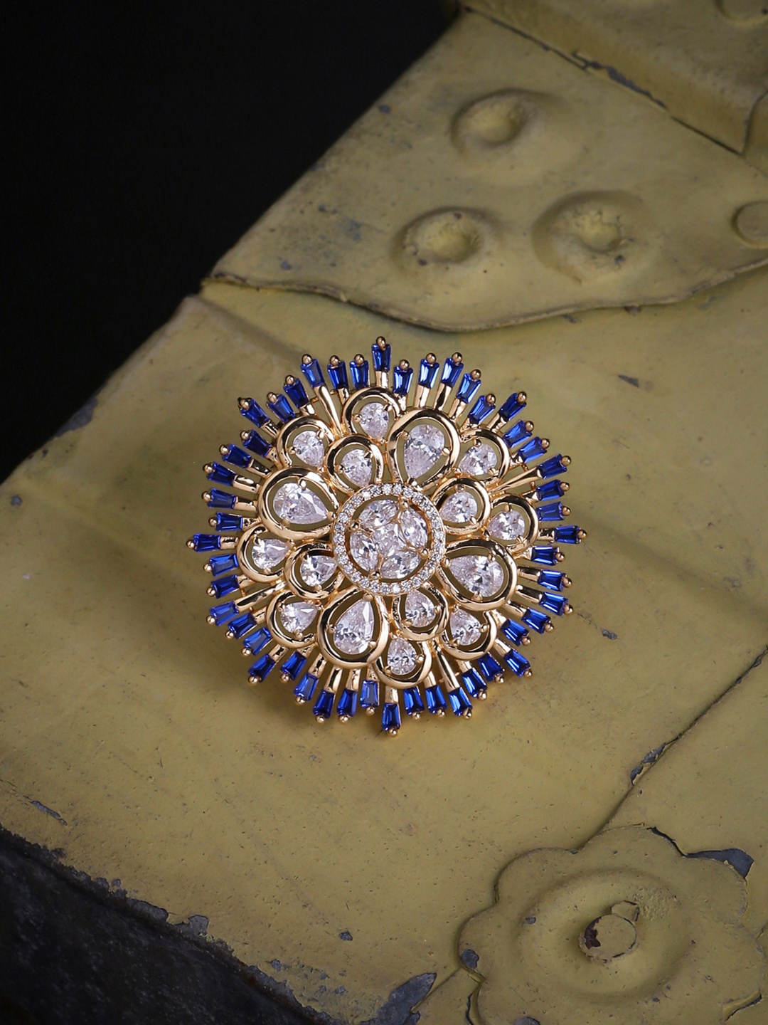 

Tistabene Gold-Plated Blue Artificial Stone-Studded Contemporary Finger Ring