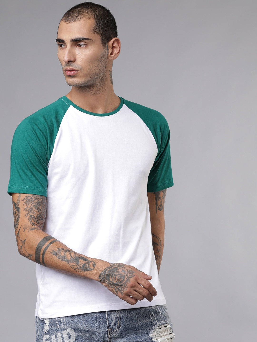 

LOCOMOTIVE Men White & Green Solid Round Neck Slim Fit T-shirt