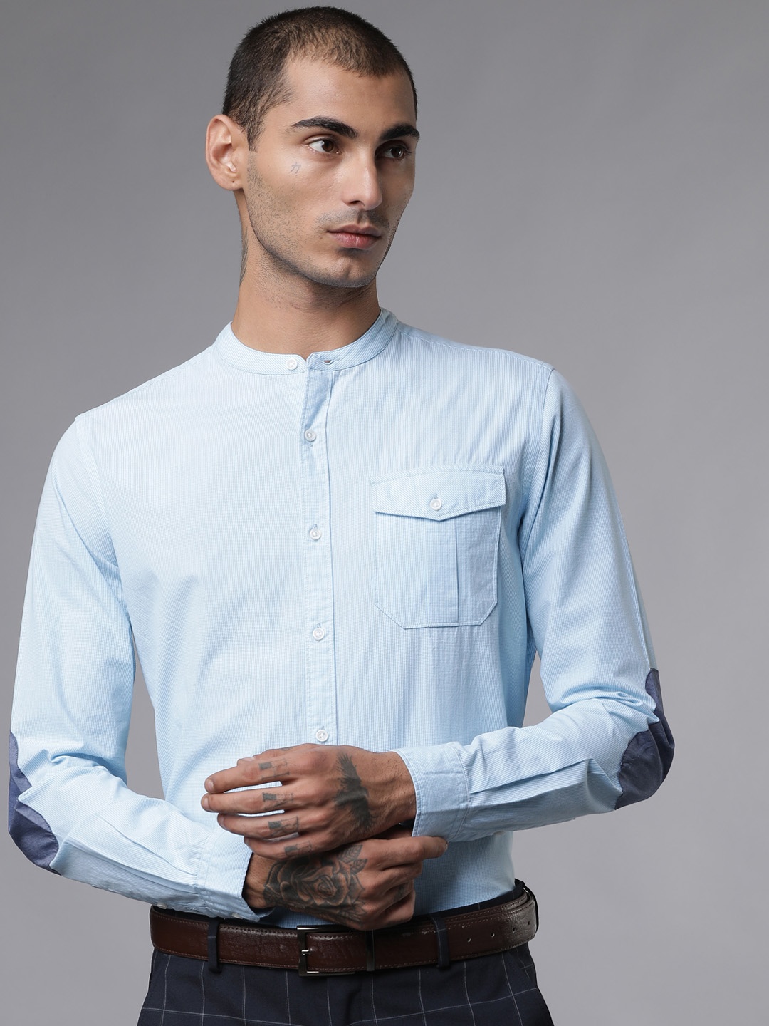 

Black coffee Men White & Blue Slim Fit Checked Formal Shirt