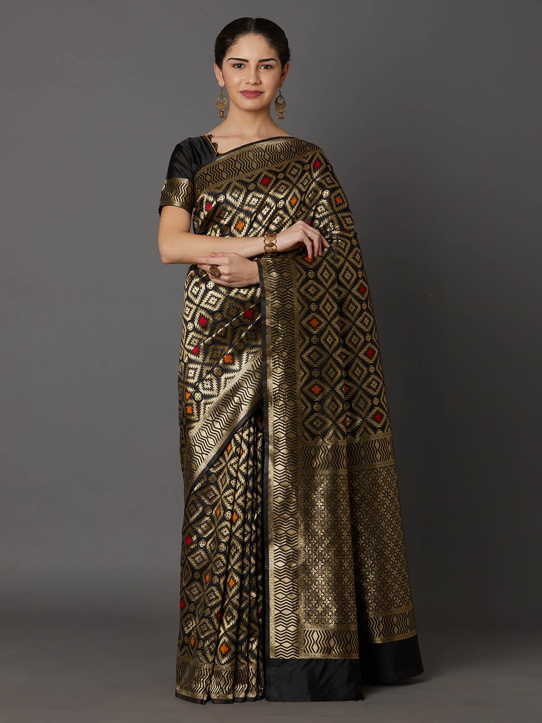 

Mitera Black & Gold-Toned Silk Blend Woven Design Kanjeevaram Saree