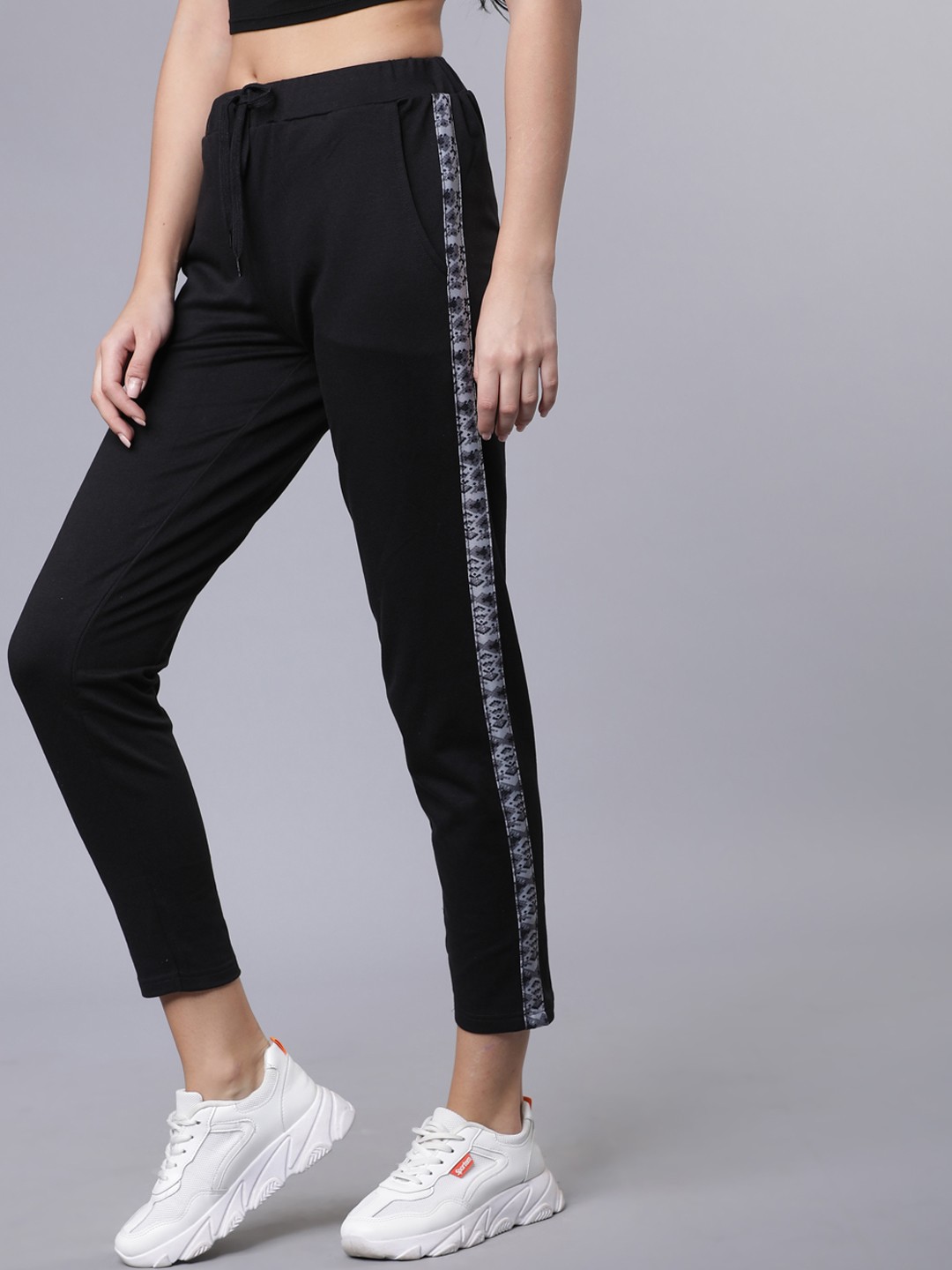 

Tokyo Talkies Women Black Solid Slim-Fit Cropped Track Pants