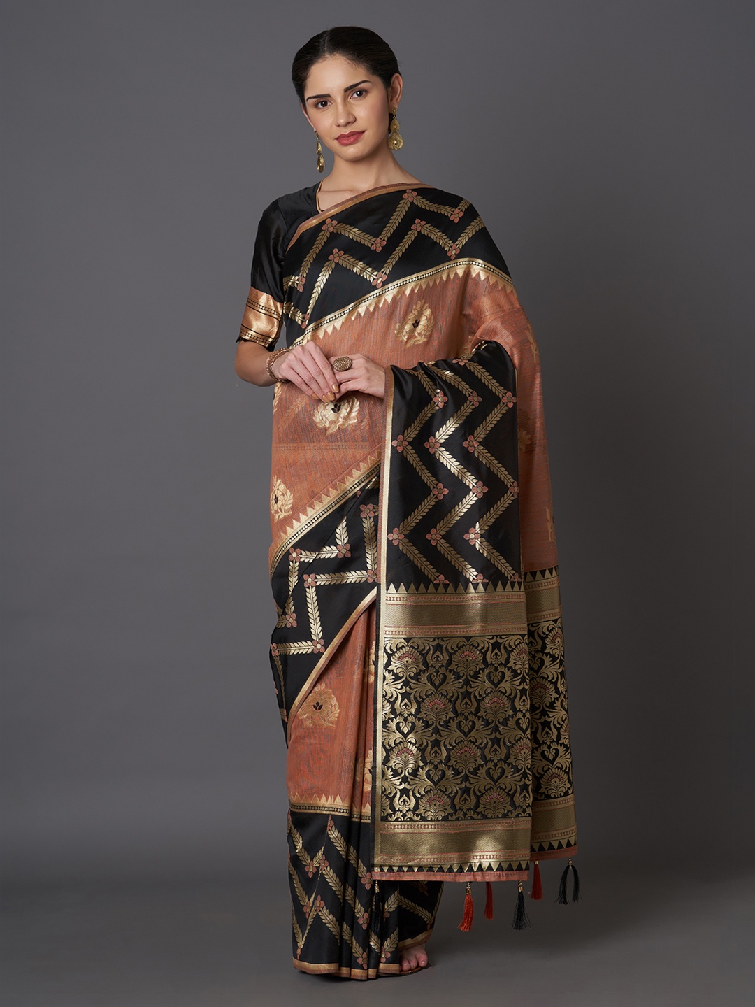 

Mitera Black & Gold-Toned Silk Blend Woven Design Kanjeevaram Saree