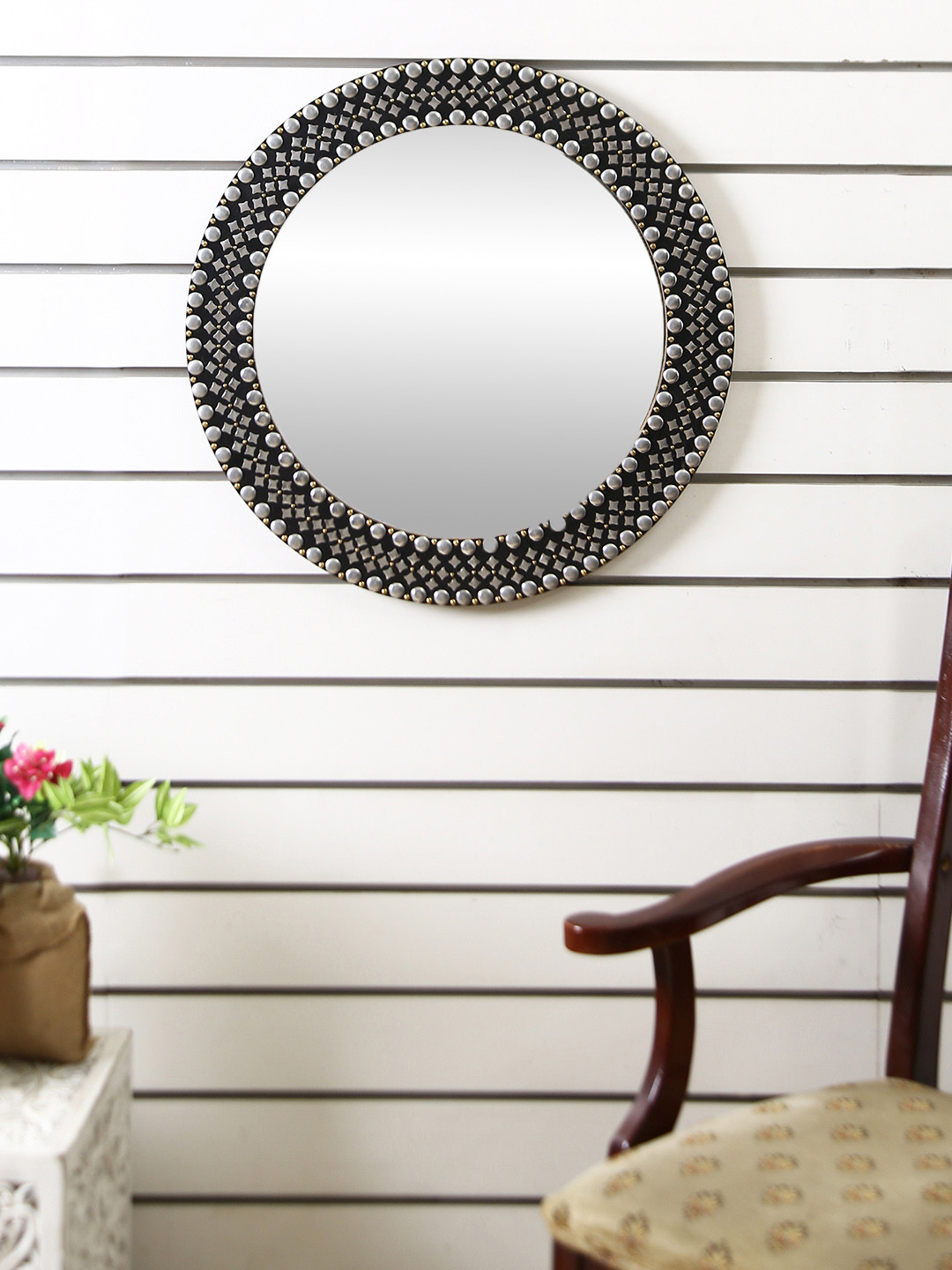 

HOSLEY Black & Silver-Toned Round Metal Studded Wall Mirror