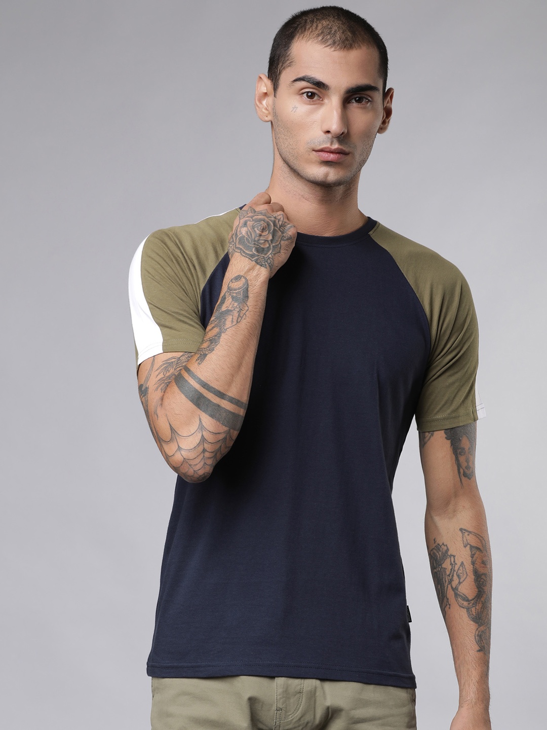 

LOCOMOTIVE Men Navy Blue Solid Round Neck Slim Fit T-shirt
