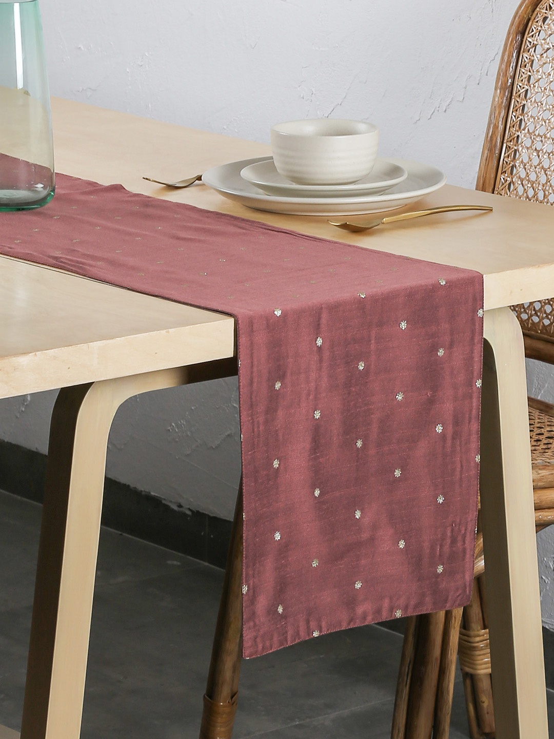 

House This Sirhind Pink & Silver-Toned Floral Embroidered Table Runner