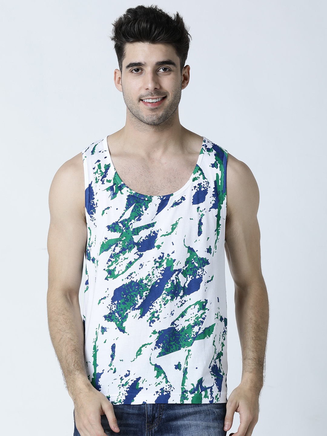 

Huetrap Men White & Blue Printed Scoop Neck T-shirt