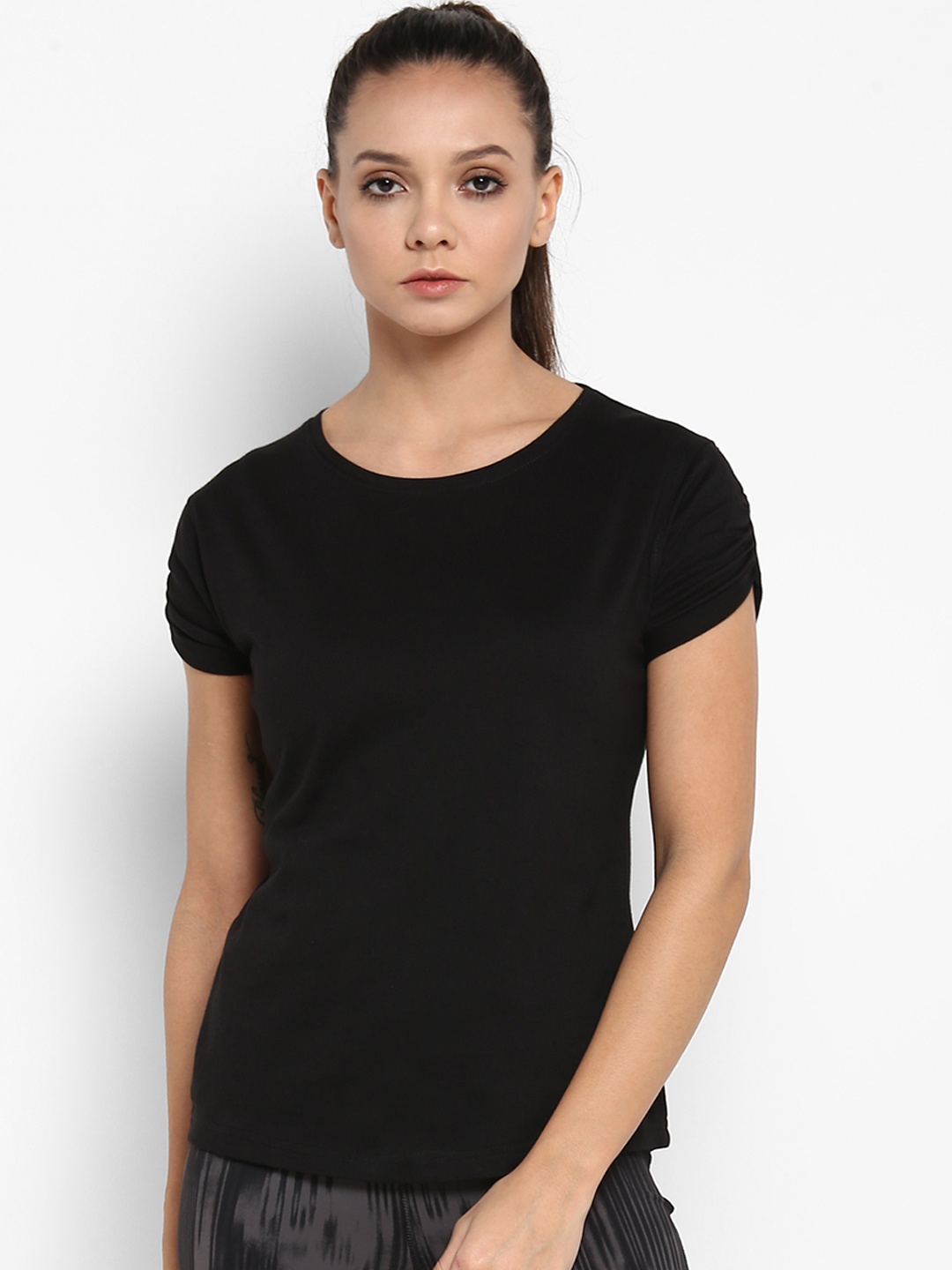 

appulse Women Black Solid Round Neck T-shirt