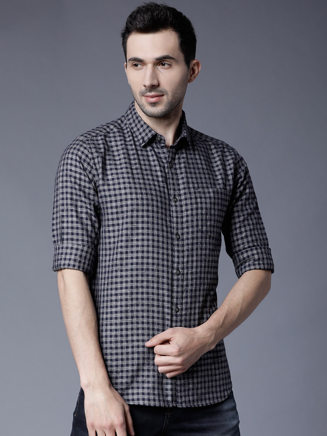 

Black coffee Men Grey & Navy Blue Slim Fit Checked Casual Shirt