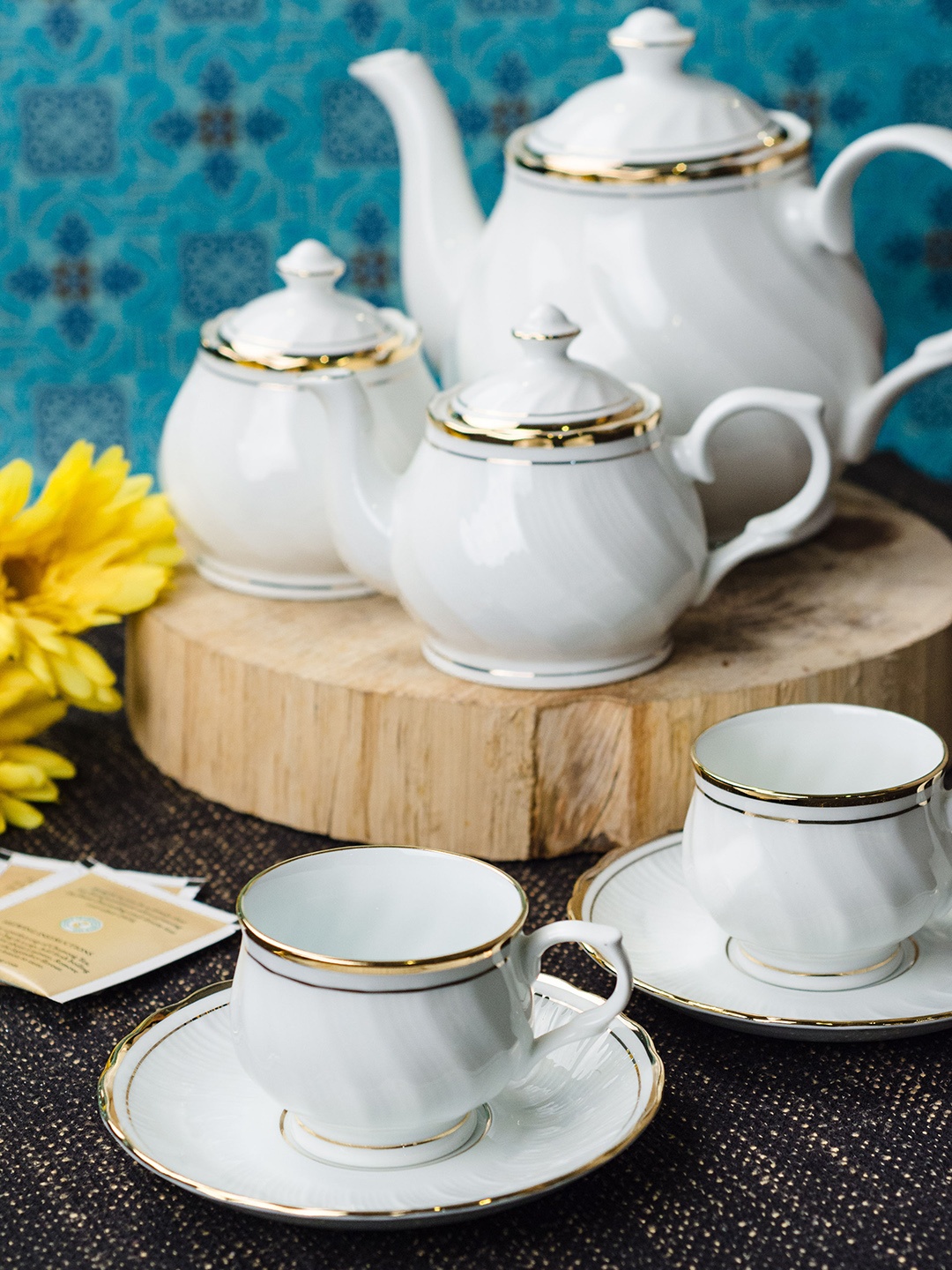 

SONAKI Set of 15 Solid Bone China Tea Set with Real Gold Line, White