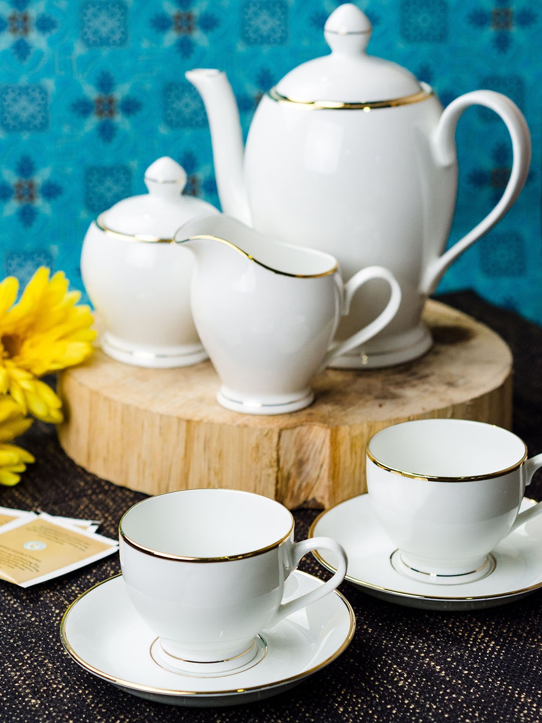 

SONAKI Set of 15 Solid Bone China Tea Set with Real Gold Line, White
