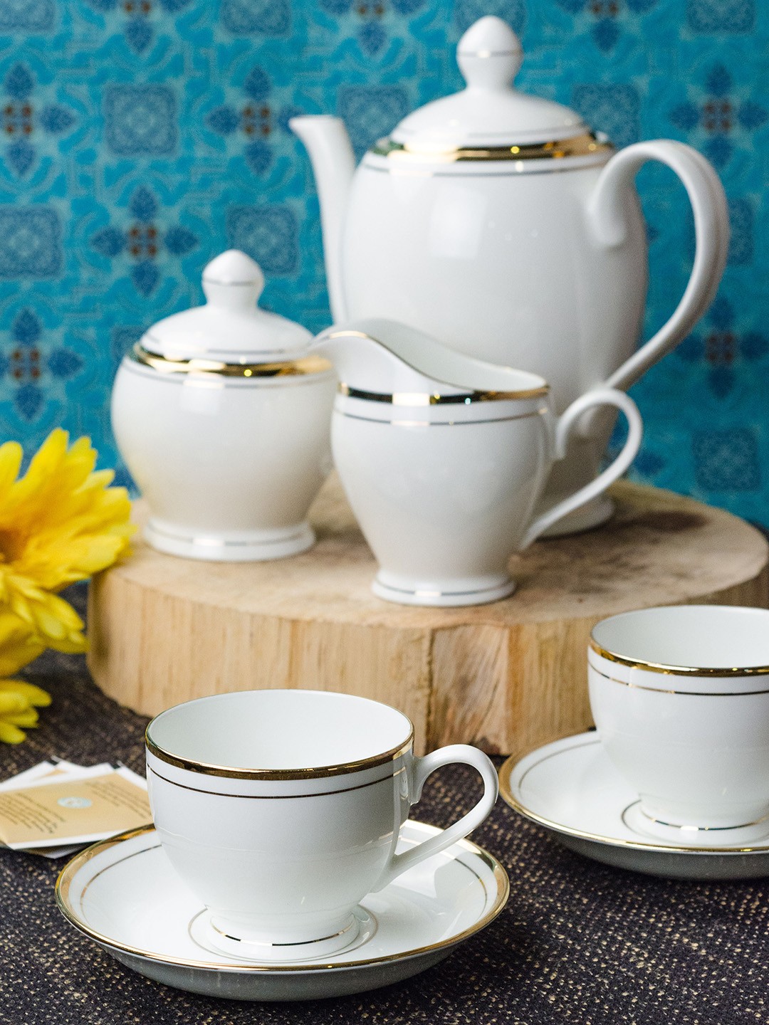 

SONAKI Set of 15 Solid Bone China Tea Set with Real Gold Line, White